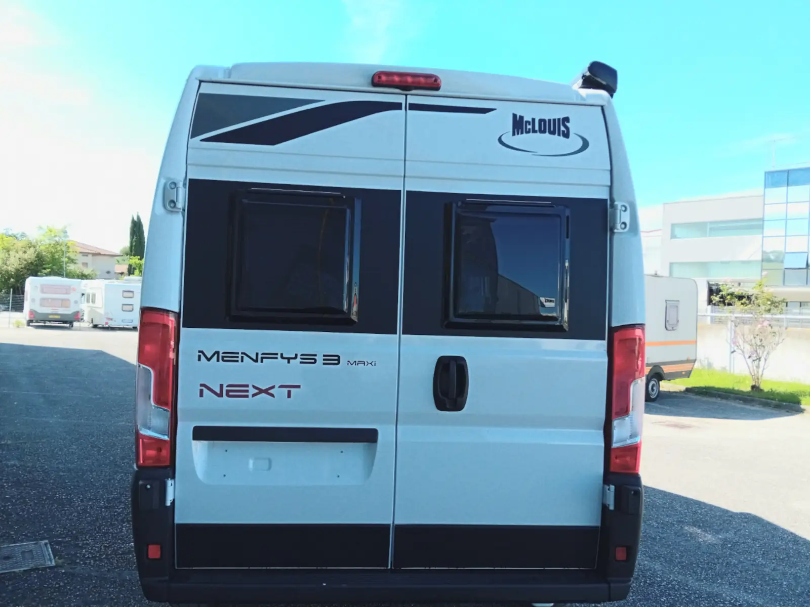 next 3 maxi nuovo vista esterna posteriore