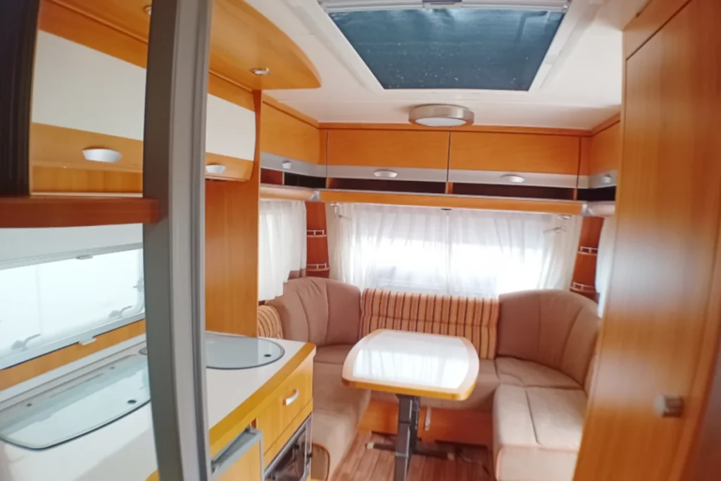 wilk s4 530 ued usata cucina zona dinette e oblo' panoramico